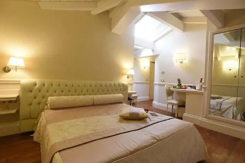 Suite Hotel Santa Chiara Lecce 4*,
