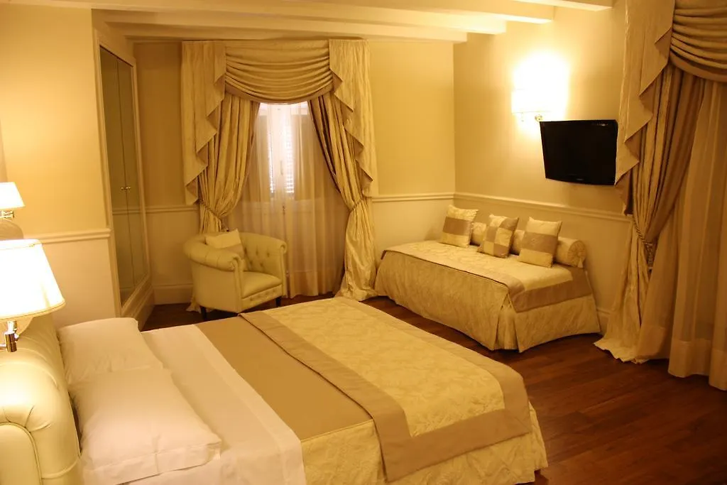 Suite Hotel Santa Chiara Lecce 4*,