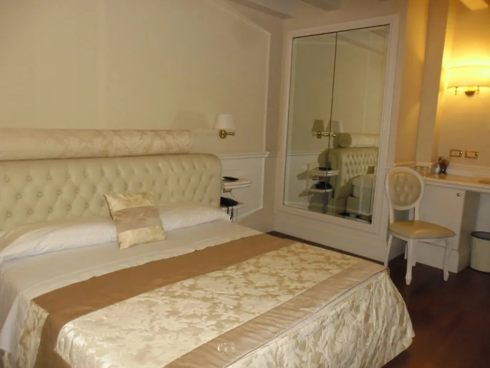 Suite Hotel Santa Chiara Lecce 4*,