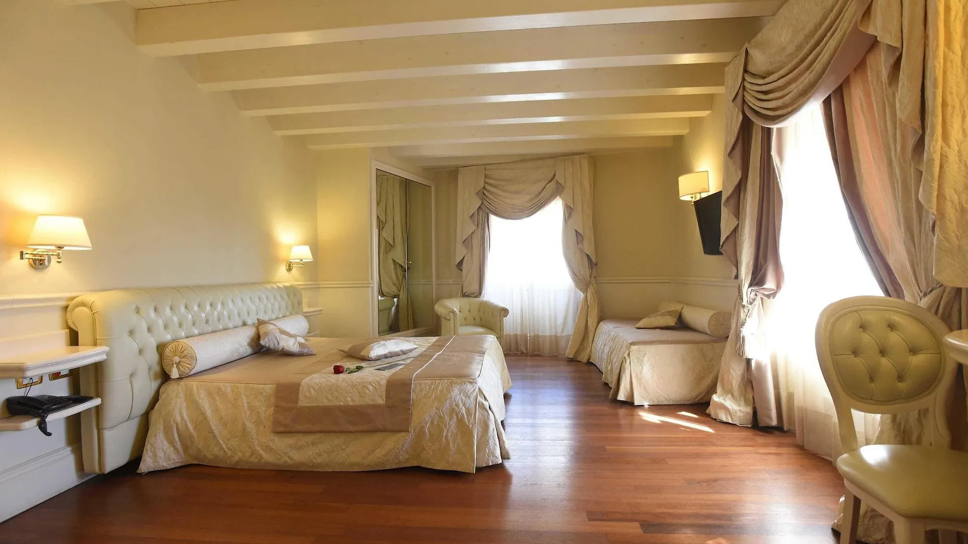 לצ'ה Suite Hotel Santa Chiara