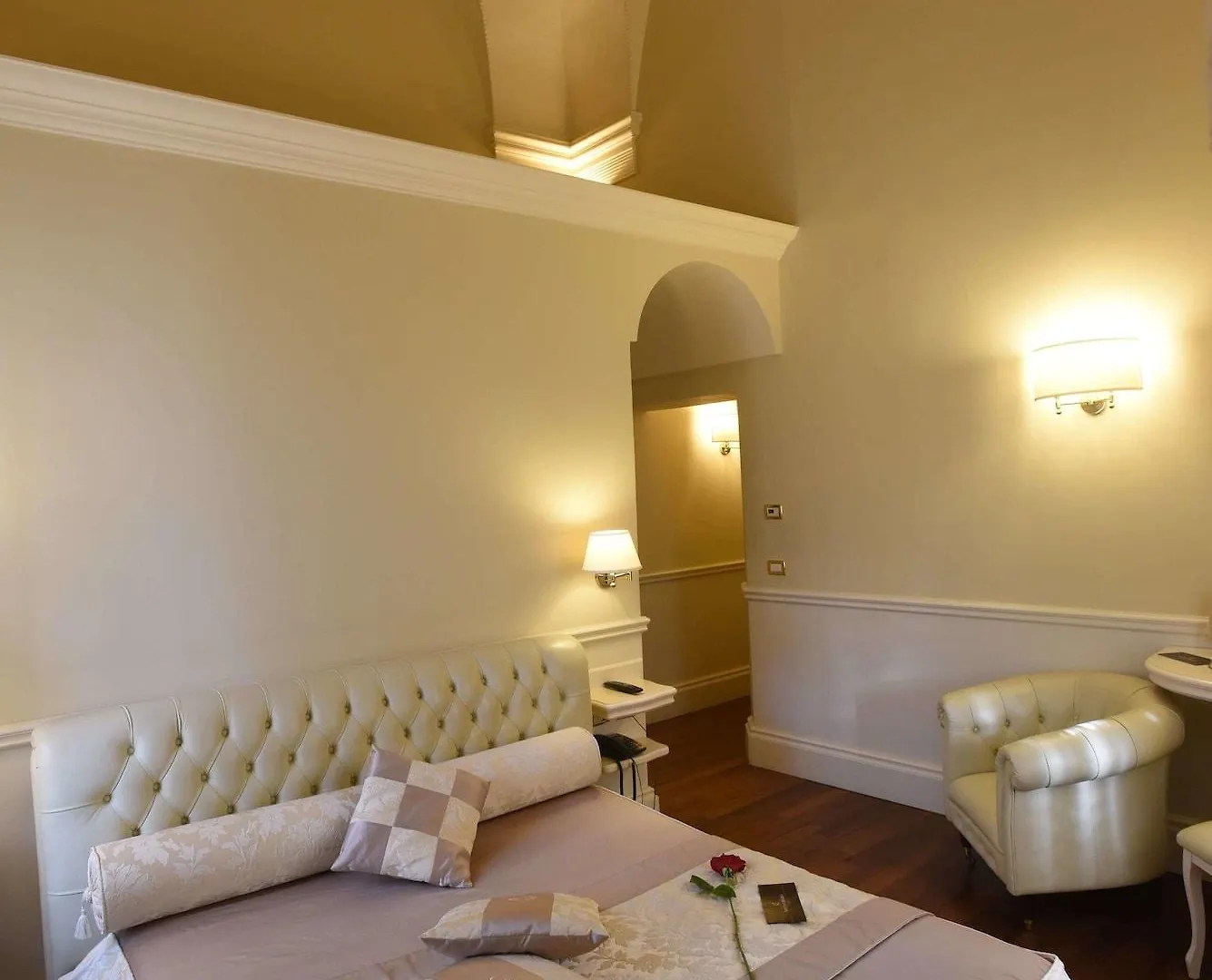 לצ'ה Suite Hotel Santa Chiara