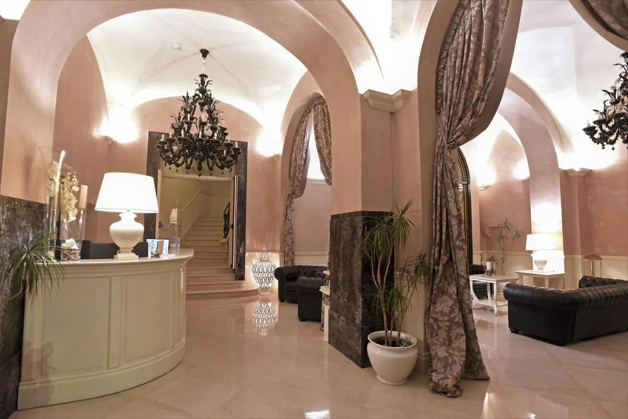 לצ'ה Suite Hotel Santa Chiara