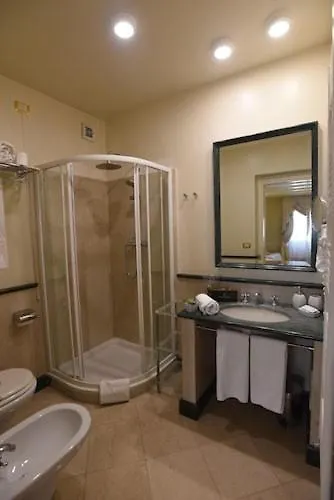 לצ'ה Suite Hotel Santa Chiara