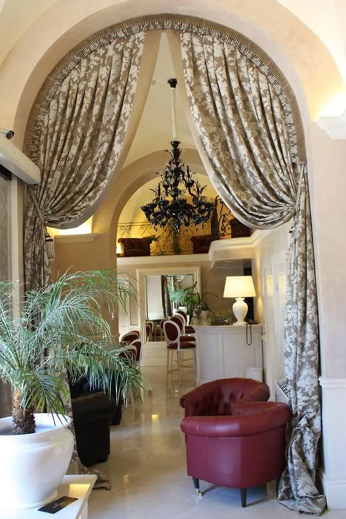 לצ'ה Suite Hotel Santa Chiara 4*,