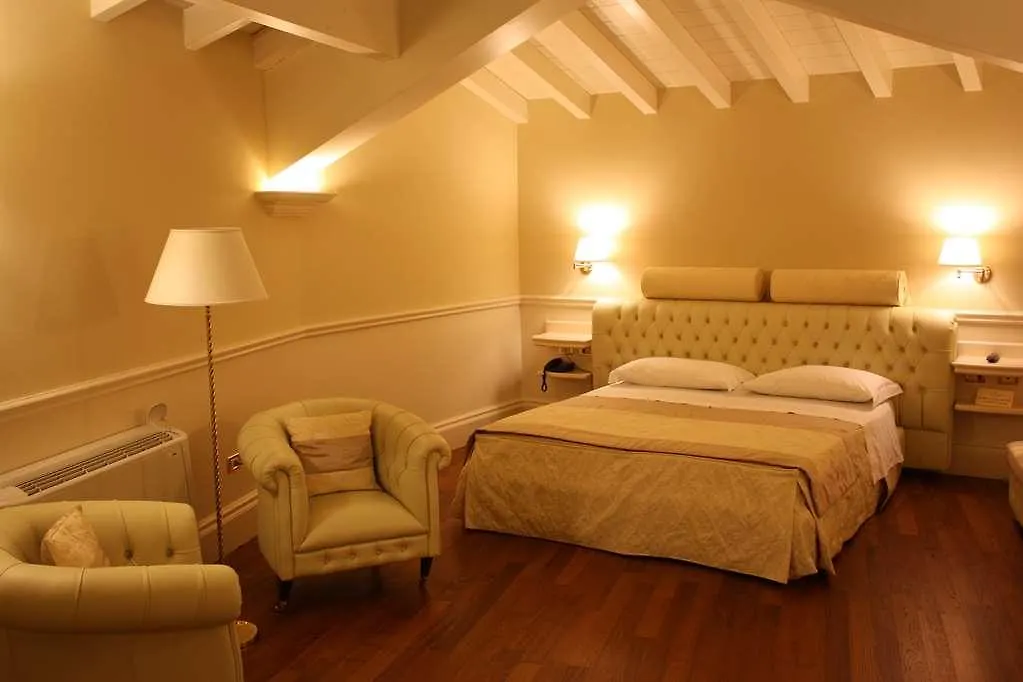 לצ'ה Suite Hotel Santa Chiara